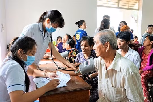 Củng cố chính sách bảo hiểm y tế nhằm nâng cao sức khỏe của nhân dân