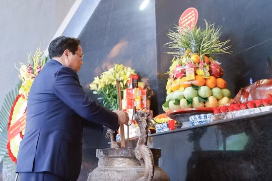 Thủ tướng Chính phủ dâng hương tưởng niệm các Anh hùng, liệt sĩ tại Điện Biên