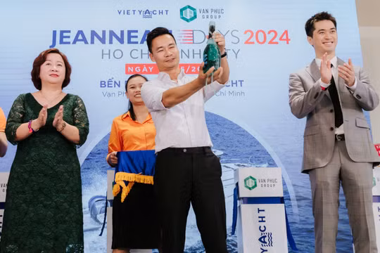 Tưng bừng khai trương bến du thuyền Marina Royal tại bán đảo Van Phuc city