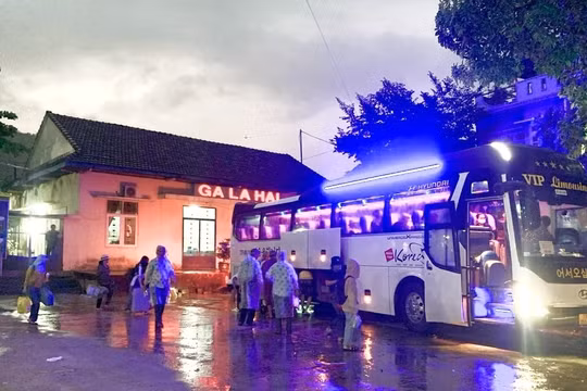 Đường sắt chuyển tải gần 2.700 hành khách do sạt lở hầm Chí Thạnh