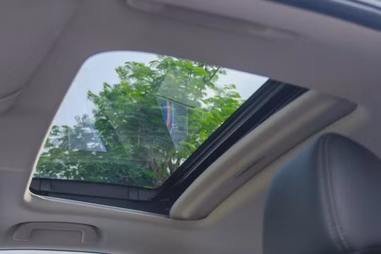 Ô tô bị dột vì hở cửa sổ trời: Nguyên nhân và cách xử lý