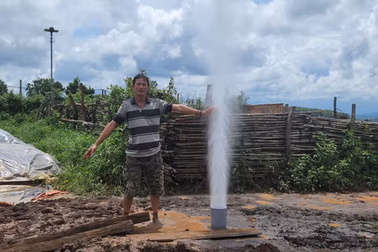 Kỳ lạ giếng khoan phun nước cao hàng chục mét ở Gia Lai