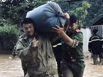 Lực lượng Cảnh sát giao thông nhiều tỉnh miền núi phía Bắc hỗ trợ người dân trong mưa lũ