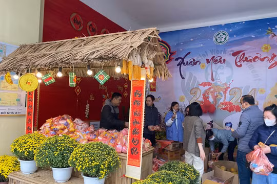 Ấm áp những gian hàng 0 đồng chia sẻ cùng người bệnh nghèo những ngày Tết