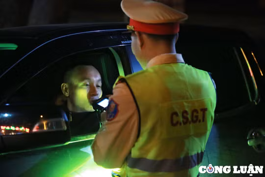 Cảnh sát giao thông kiểm tra nồng độ cồn "bất ngờ" vào đêm Giao thừa