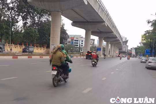 Ngày cuối năm, nhiều lái xe ôm công nghệ vẫn bám trụ tại Hà Nội mưu sinh