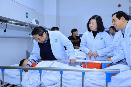 Cán bộ, y bác sĩ, nhân viên y tế phải chăm sóc bệnh nhân như người thân của mình