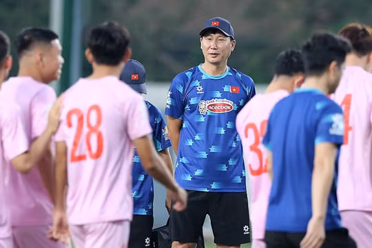 Huấn luyện viên Kim Sang-sik gây sốc khi loại 3 cầu thủ giàu kinh nghiệm