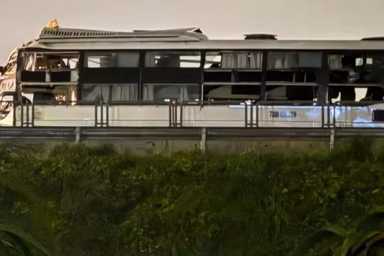 Ôtô khách tông container trên cao tốc Vĩnh Hảo - Phan Thiết, 17 người bị thương