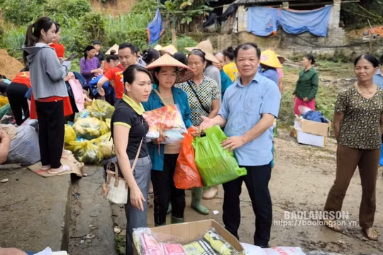 Hội Nhà báo tỉnh Lạng Sơn tổ chức trao quà, động viên người dân bị thiệt hại do mưa bão