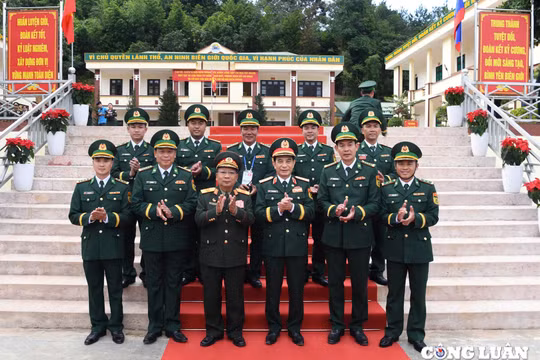 Đại tướng Phan Văn Giang và Đại tướng Chansamone Chanyalath thăm Đồn Biên phòng cửa khẩu Lóng Sập