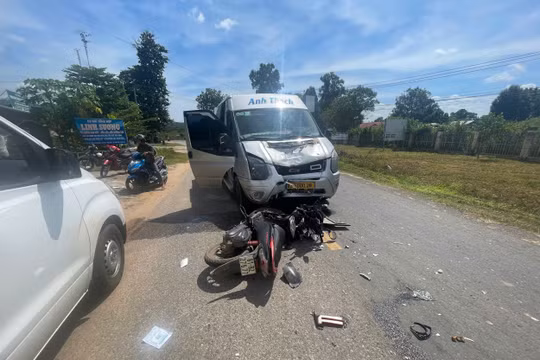 Kon Tum: Xe máy tông trực diện xe ô tô khách, 4 người thương vong