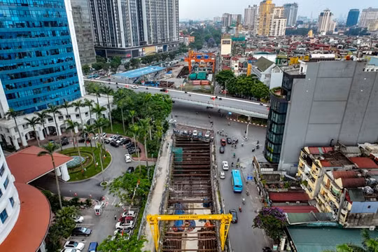 Rào chắn gầm cầu vượt Nguyễn Chí Thanh phục vụ thi công dốc hạ ngầm dự án Nhổn - ga Hà Nội