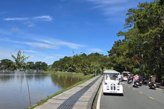 Đà Lạt miễn phí xe điện khám phá hồ Xuân Hương