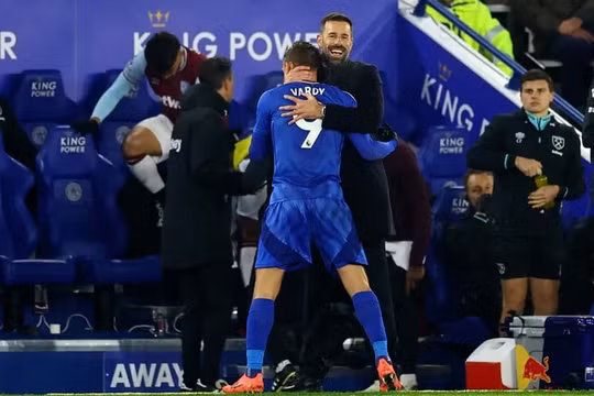 HLV Van Nistelrooy ra mắt như mơ tại Leicester