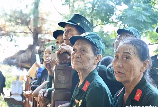Đông đảo người dân đến dâng hương tiễn biệt phu nhân Đại tướng Võ Nguyên Giáp tại Vũng Chùa - Đảo Yến