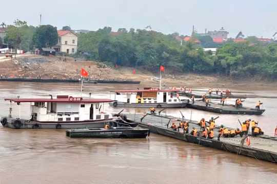 Phú Thọ: Lắp cầu phao thay thế tạm thời cầu Phong Châu dự kiến thông xe ngày 30/9