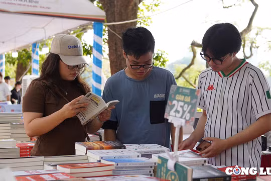 Hội sách Hà Nội thu hút hàng nghìn người dân tới tham quan, trải nghiệm và đọc sách