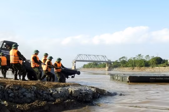 Sẵn sàng lắp cầu phao Phong Châu