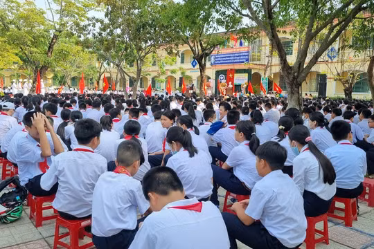 ​​Con mâu thuẫn với bạn, phụ huynh vào tận lớp đánh học sinh
