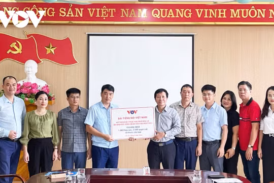 Đài Tiếng nói Việt Nam trao tặng nhu yếu phẩm cho người dân vùng lũ huyện Bát Xát