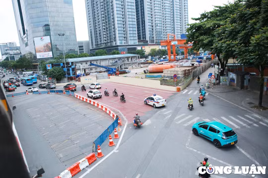 Rào chắn ở gầm cầu vượt nút giao Nguyễn Chí Thanh - Kim Mã, phân luồng giao thông ra sao?