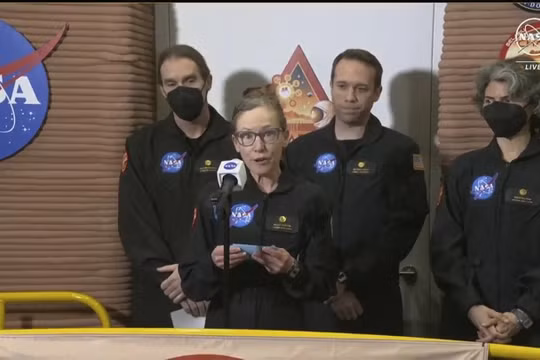 Phi hành đoàn NASA xuất hiện sau một năm sống trong môi trường Sao Hỏa