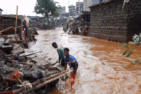 Lũ lụt nghiêm trọng trên khắp Đông Phi, Kenya triển khai quân đội ứng cứu
