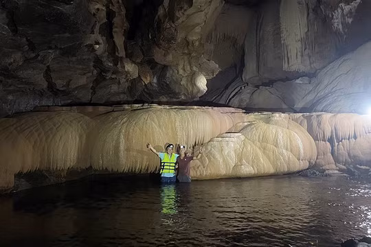 Phát hiện hang động dài 2 km với nhiều thạch nhũ rất đẹp, có hệ thống sông ngầm