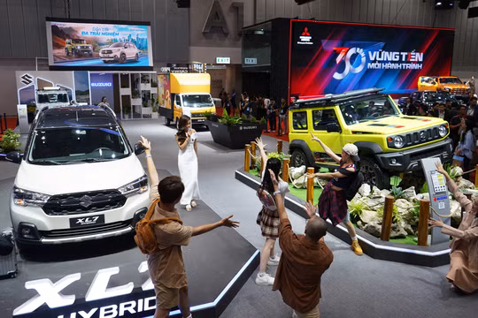 Suzuki XL7 bất ngờ bứt tốc, vượt lên dẫn đầu nhóm xe hybrid