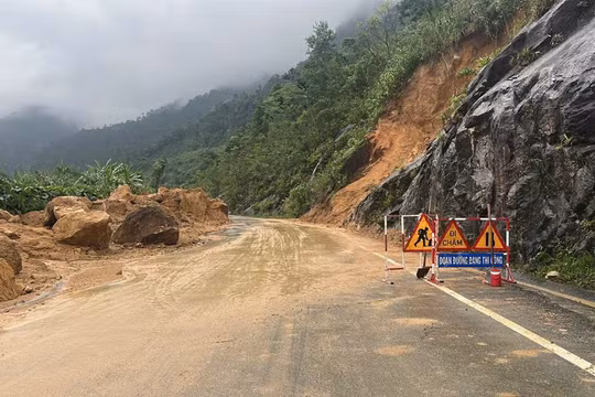 Thông xe đèo Khánh Lê sau 4 ngày sạt lở