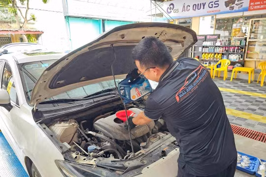 Nguy cơ hư hỏng động cơ khi dùng dầu nhớt ô tô cho xe máy: Sai lầm tai hại cần tránh
