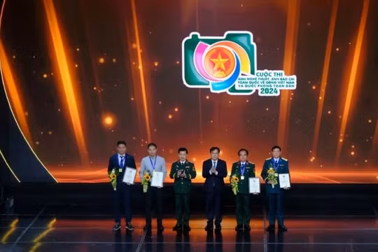 Trao giải cuộc thi ảnh báo chí về chủ đề '80 năm Quân đội Anh hùng'