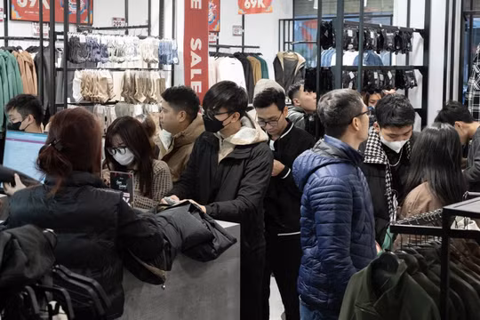 Cửa hàng thời trang ở Hà Nội giảm giá sập sàn, giới trẻ tràn ra đường săn sale