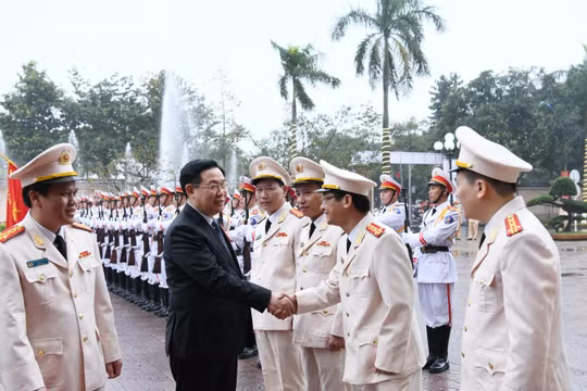 Chủ tịch Quốc hội Vương Đình Huệ thăm, chúc Tết Công an tỉnh Nghệ An