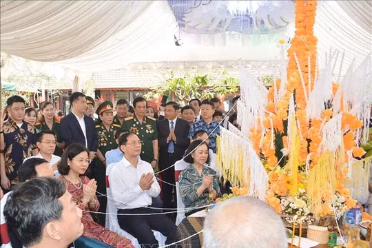 Lãnh đạo Đảng, Nhà nước tham dự đón Tết cổ truyền Bunpimay của Lào