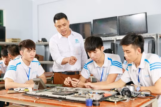 Đề nghị tăng mức hỗ trợ tiền ăn cho hộ nghèo khi học nghề lên hơn 30.000 đồng/người/ngày