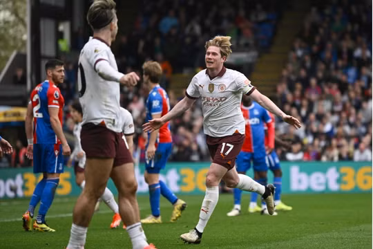 Thắng đậm Crystal Palace, Man City đeo bám ngôi đầu bảng của Liverpool