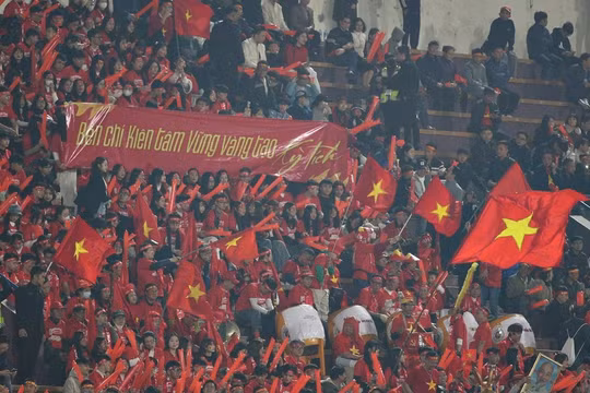 Vé xem tuyển Việt Nam đá bán kết AFF Cup bán hết sạch sau 15 phút