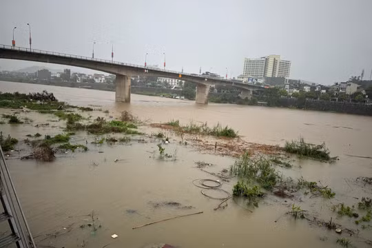 Lào Cai: Nước lũ sông Hồng vượt mức báo động 1, nhiều ngầm suối bị ngập sâu