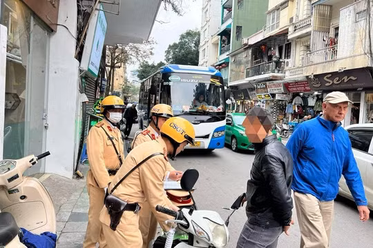 Hà Nội: Xử lý xe khách dừng đỗ gây cản trở giao thông trên phố cổ
