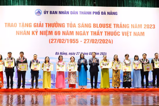 Đà Nẵng tôn vinh 20 y, bác sĩ đoạt giải thưởng Toả sáng Blouse trắng năm 2023