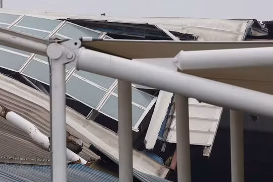 Mưa lớn làm sập mái sân bay ở thủ đô Ấn Độ, một người thiệt mạng