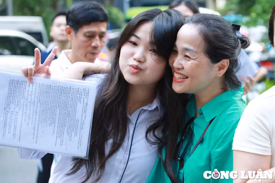 Hoàn thành bài thi môn Ngoại ngữ, thí sinh "nhảy múa" cùng nhau ra khỏi điểm thi