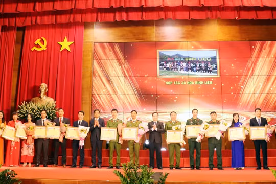Quảng Ninh: Vinh danh các tác phẩm chính luận xuất sắc về bảo vệ nền tảng tư tưởng của Đảng và Giải Búa liềm vàng 2024
