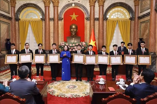 Phó Chủ tịch nước biểu dương các học sinh đạt giải Olympic và Khoa học kỹ thuật quốc tế năm 2024