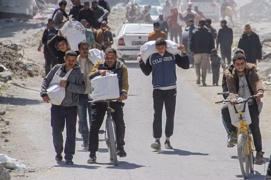 Giá thực phẩm cao 'cắt cổ', người dân Gaza chỉ còn bánh mì để sống qua ngày