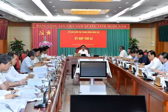 Kỷ luật Cảnh cáo đối với 3 nguyên Chủ tịch UBND tỉnh