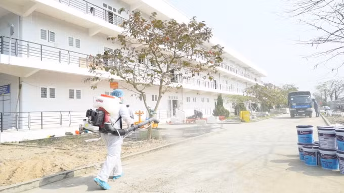 Công tác đảm bảo vệ sinh an toàn phòng chống dịch luôn được đảm bảo khi thi công bệnh viện. Ảnh: Nguyễn Long