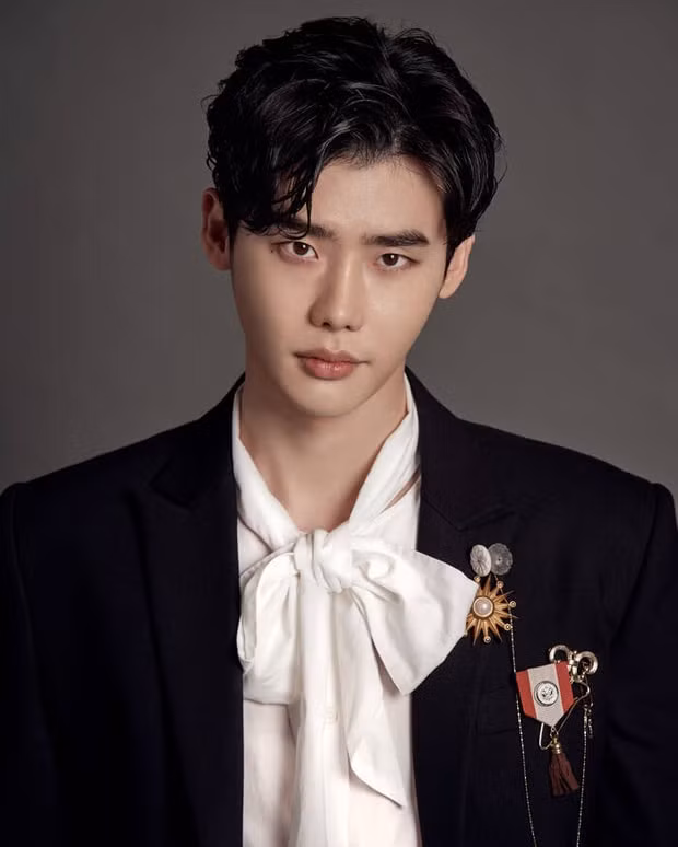 Lee Jong Suk nên cắt tóc và tạo kiểu như ngày trước để lấy lại vẻ soái ca.